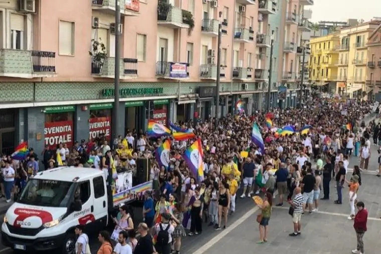 Cosenza, in migliaia al Gay Pride: “Senza esclusione” per i Diritti Civili