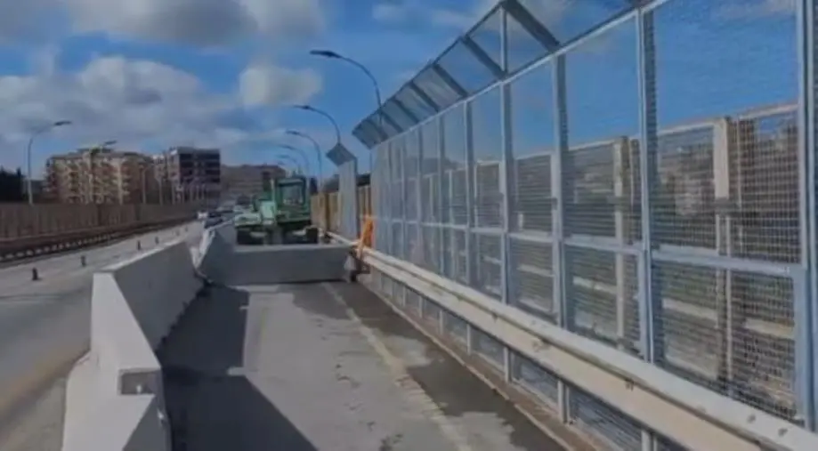 images Catanzaro, prosegue l'installazione delle barriere anti-scavalco sul viadotto Morandi (LIMITAZIONI)