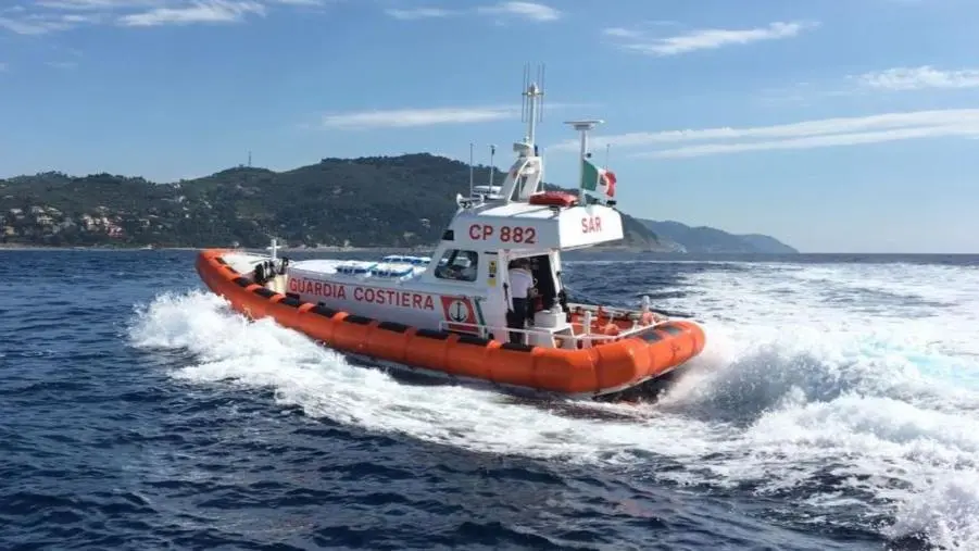 images Roccella Jonica, velista disperso tra Grecia e Italia salvato dalla Guardia costiera