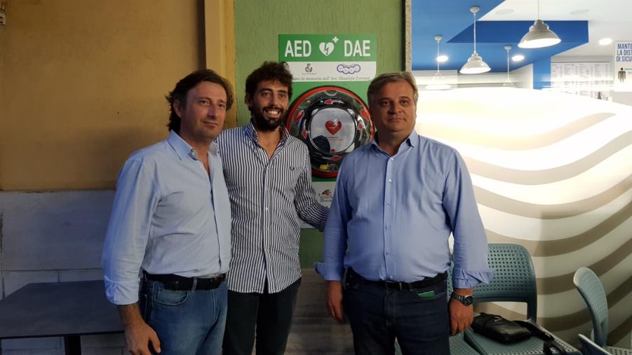 images Un defibrillatore a Montepaone Lido in memoria di Maurizio Ferrara. Il figlio Alessandro: "Mio padre continua ad essere legato ad iniziative solidali" (VIDEO)