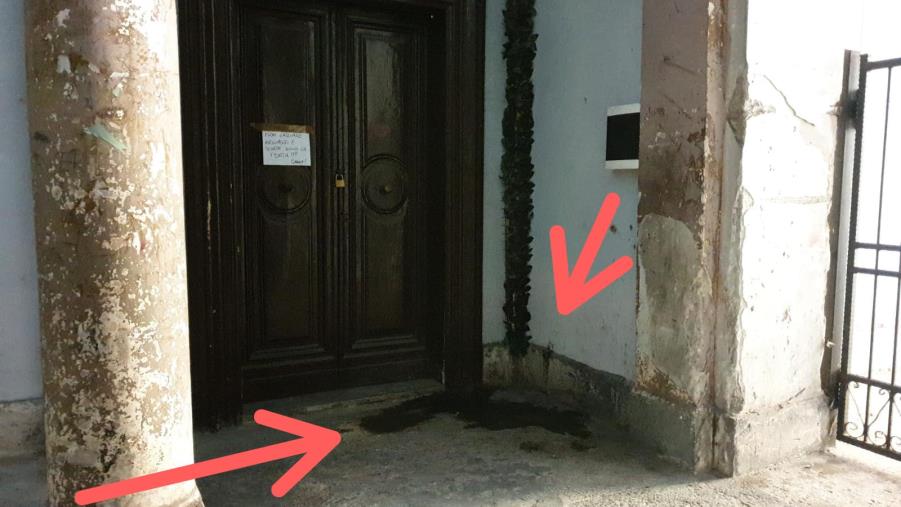 images Palazzo Fazzari a Catanzaro. L'altra faccia della medaglia: degrado nei pressi del portone