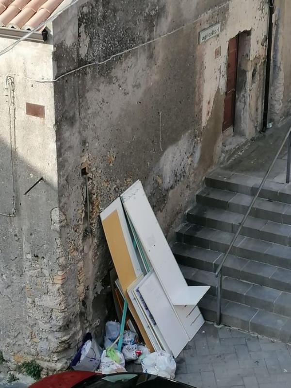 images Nel quartiere Vallotta di Catanzaro dodici mesi in compagnia del degrado