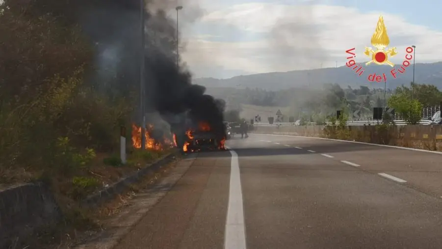 images Catanzaro, in fiamme un furgone sulla SS 280: si ipotizza un guasto al motore