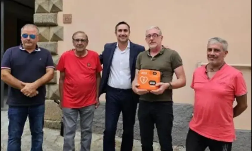 images Alecci dona un defibrillatore a Torre di Ruggiero: "Sperando non sia mai necessario, ma può rivelarsi indispensabile"