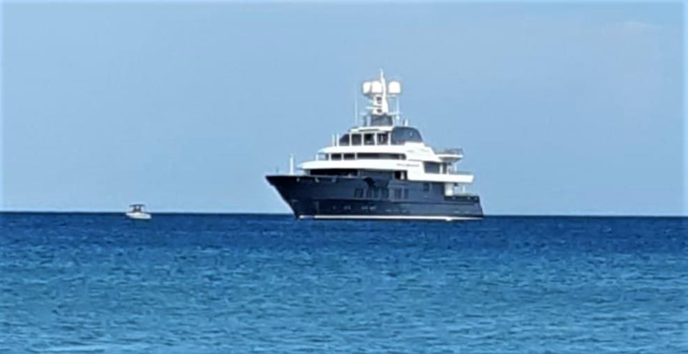 images L'imponente yacht "Stella Maris" a largo di Catanzaro Lido attira i curiosi 