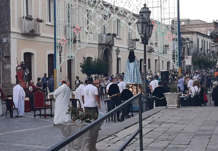 images Coronavirus a Girifalco. I contagi non fermano la messa per la Madonna in piazza (VIDEO)