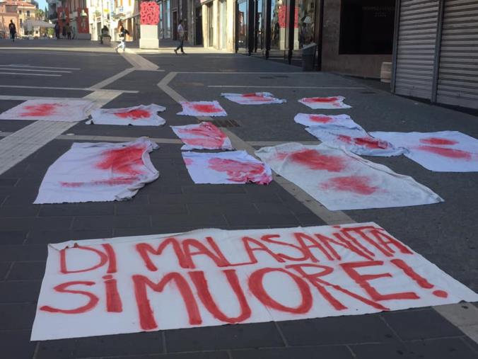 images "Di malasanità si muore": la denuncia del gruppo "Stutamuli tutti" in centro a Cosenza