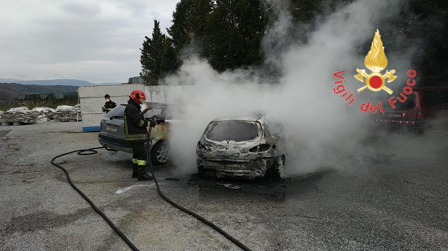 images Due auto in fiamme nel Lametino: intervengono i Vigili del fuoco per spegnere le fiamme (VIDEO)