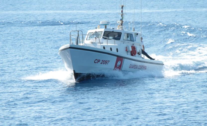 images Imbarcazione in avaria a Palmi: soccorsi dalla Guardia costiera 12 diportisti, tra cui 5 bambini