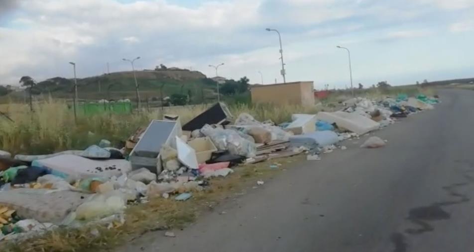 Gestivano abusivamente una discarica a cielo aperto ad Umbriatico, nel Crotonese: denunciati padre e figlio