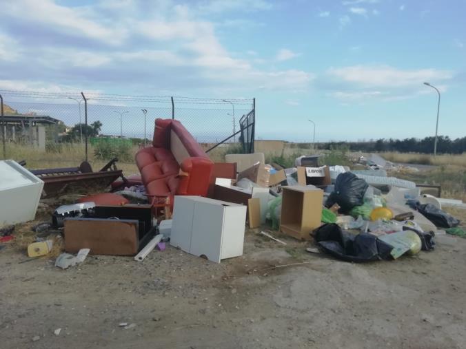 images San Leonardo di Cutro. La denuncia di Legambiente: isola ecologica trasformata in discarica abusiva (VIDEO)