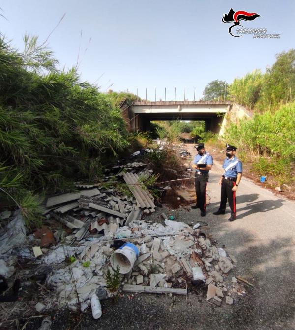 images Tegole in amianto e altri rifiuti pericolosi: sequestrata una discarica abusiva a Rosarno