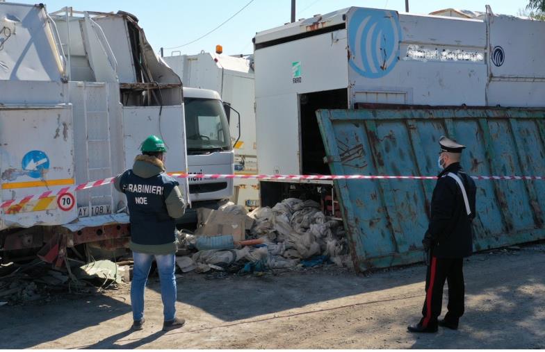 Catanzaro. Sequestrata una discarica abusiva a Viale Isonzo: tra i rifiuti anche 14 mezzi 