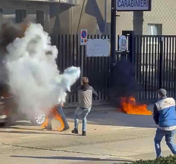 images Rende, morto il docente che si era dato fuoco davanti alla caserma dei carabinieri 