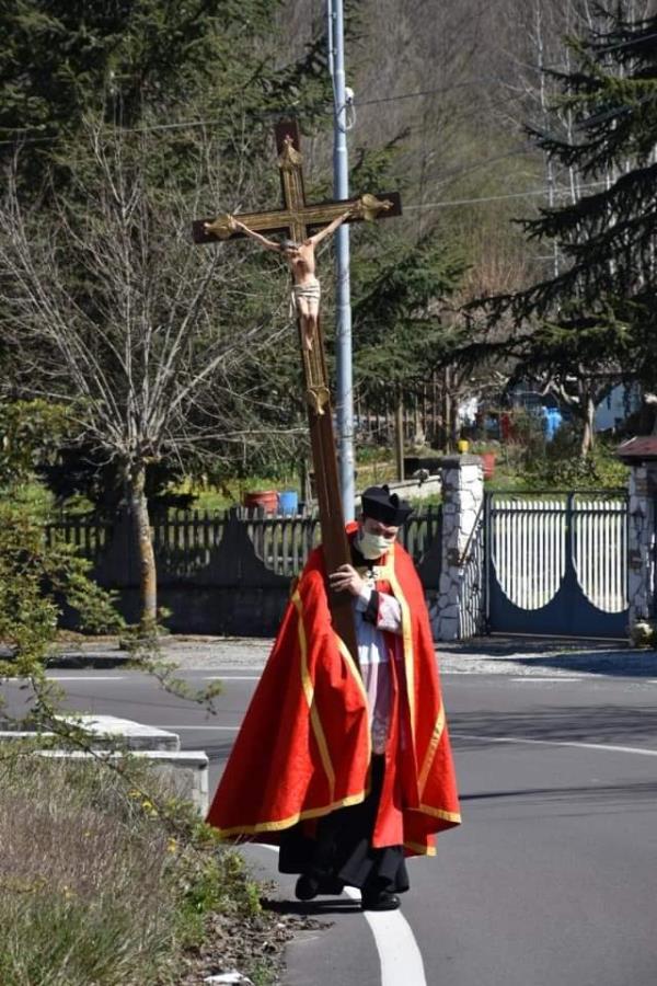 Coronavirus. Via Crucis solitaria per un sacerdote di Soveria Mannelli