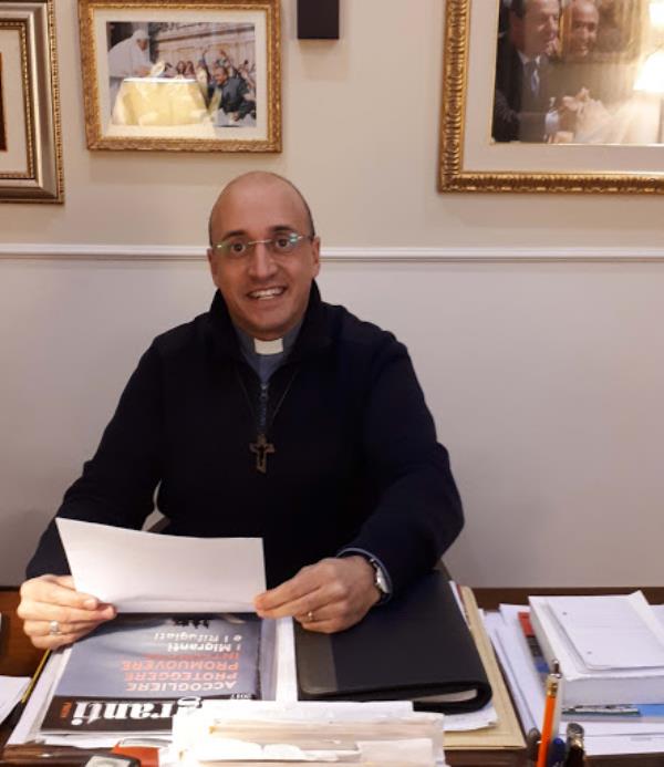 images Amaroni e don Roberto Corapi esultano di gioia per la nomina del nuovo arcivescovo di Catanzaro, mons. Claudio Maniago
