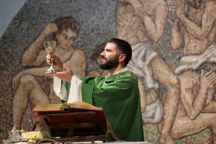 images Catanzaro, la parrocchia Sacro Cuore a Lido ospita il libro "Dalla divisa alla tonaca. La storia del poliziotto diventato prete"