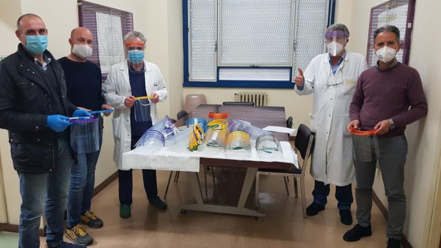 Coronavirus. Realizzano mascherine in 3D e le donano all'ospedale di Locri. Protagonisti un poliziotto e un suo amico