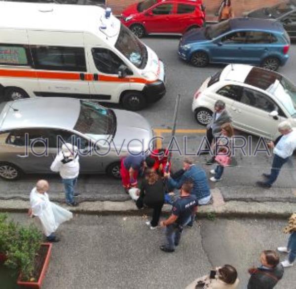 images Catanzaro, donna soccorsa in strada lungo viale Pio X