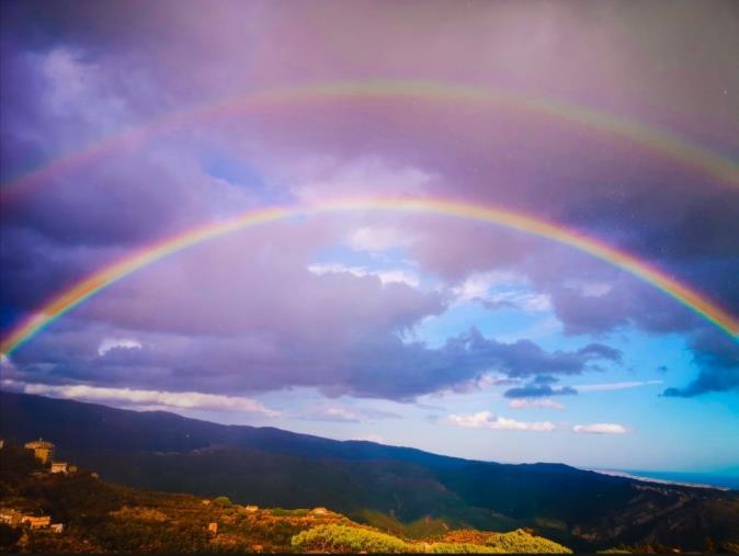 images Il cielo del quartiere Sant'Elia si colora con un doppio arcobaleno (FOTO)