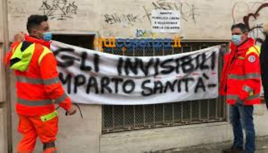 A Cosenza la protesta di piazza degli operatori del 118: "Ci chiamano eroi, ma non riconoscono l'indennità Covid"