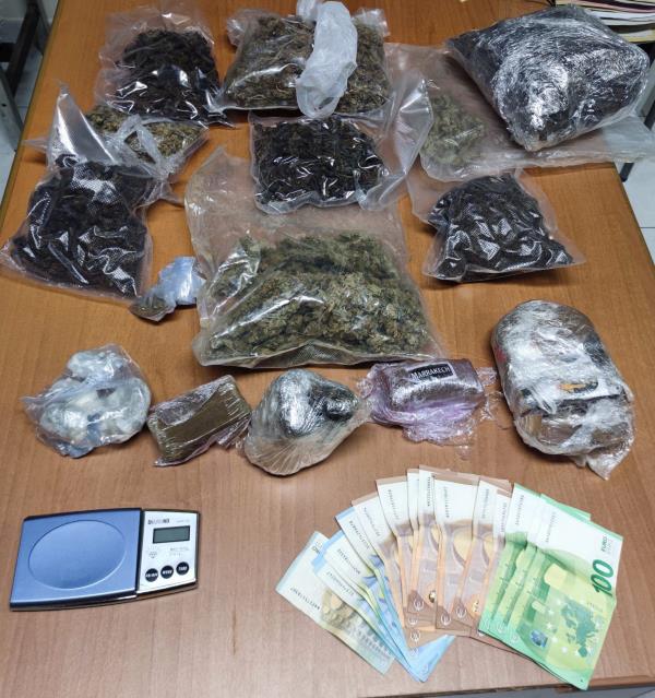 images Catanzaro, oltre 2 chili di droga in un magazzino: 23enne arrestato 
