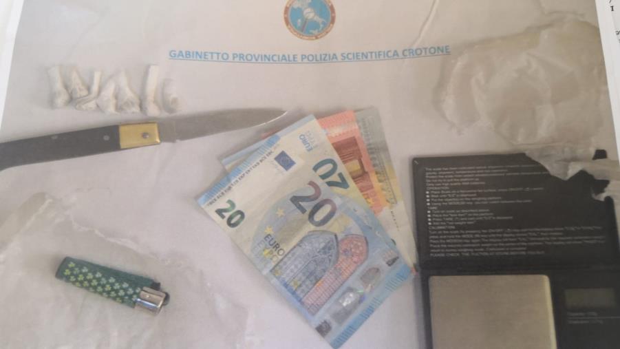 images Crotone, nasconde la droga nel pacchetto di sigarette: arrestato un 47enne