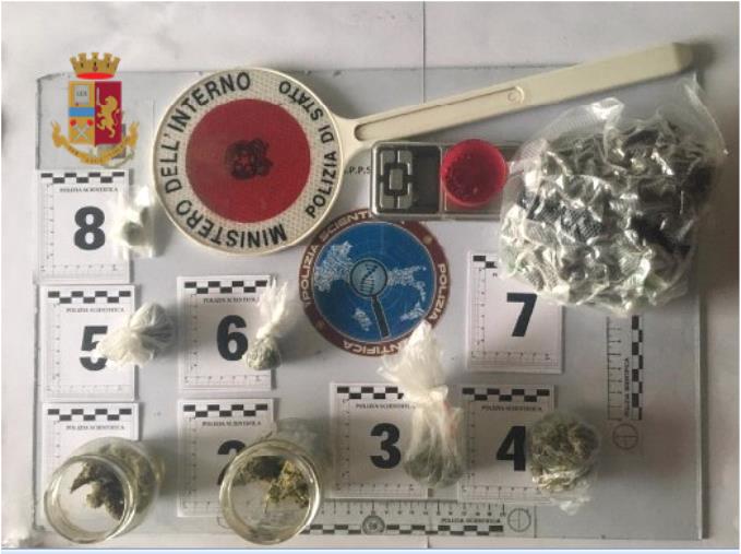 images Catanzaro. Trovato con marijuana e hashish in casa: ai domiciliare un 34enne