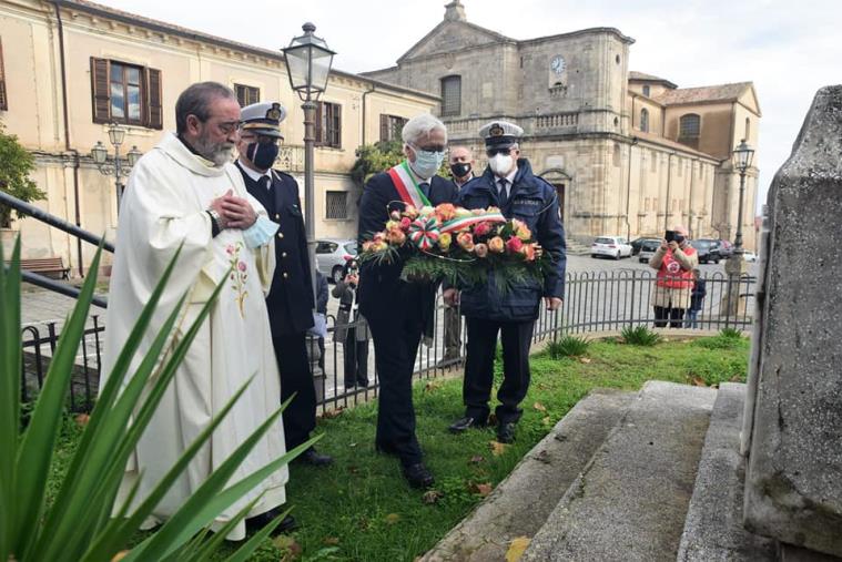 images Anche a Squillace si celebra l'Immacolata: dopo la messa solenne, il sindaco depone i fiori