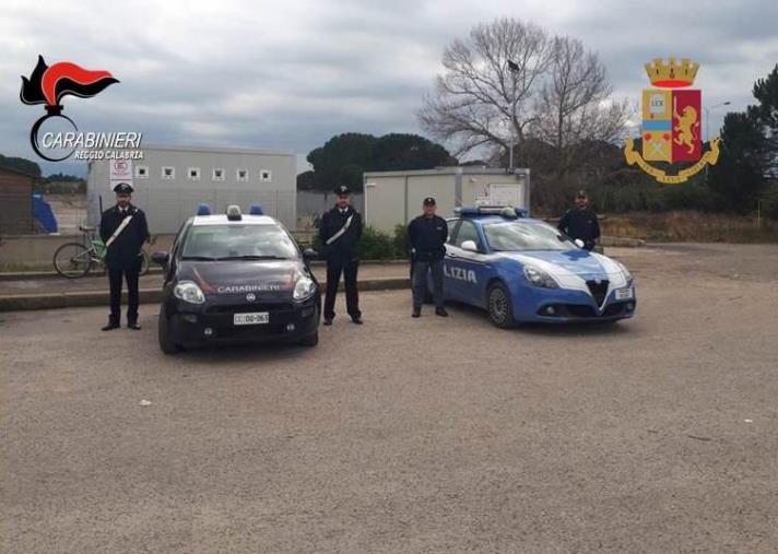 images Beccati a bruciare rifiuti nella tendopoli di San Ferdinando: arrestati due rumeni