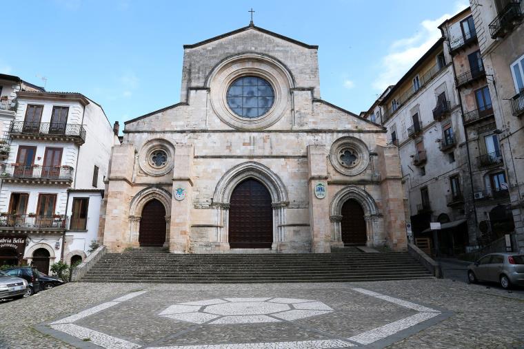images Nella Cattedrale di Cosenza inaugura l'opera dedicata a Luigi III d’Angiò e la nuova illuminazione del tiburio