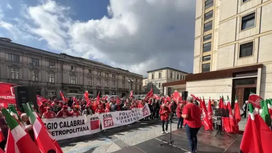 Catanzaro, i pensionati dello Spi Cgil in piazza Prefettura contro la manovra del Governo (VIDEO)