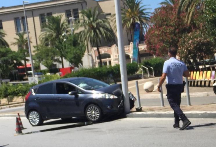 Catanzaro, auto contro un lampione nei pressi di piazza Matteotti 
