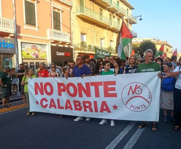 “Lo Stretto non si tocca”: mobilitazione storica del Movimento “No Ponte”