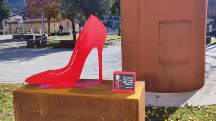 Anche a Motta Santa Lucia un monumento contro la violenza sulle donne