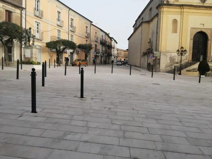 Modalità ristori alle attività economiche dopo i lavori di piazza Umberto I a Girifalco, FI e Pd contro la maggioranza 