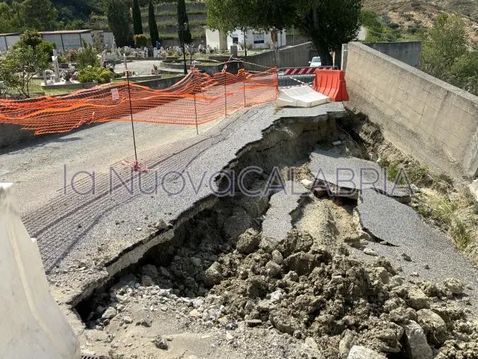 Catanzaro, cimitero di Santa Maria a pezzi: da mesi una voragine tra le lapidi
