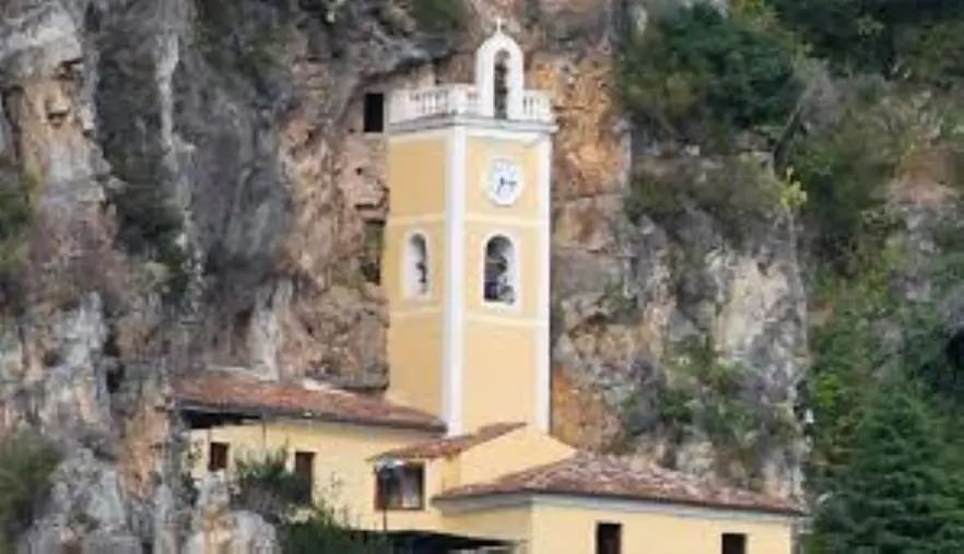 Caduta massi, vietato l'accesso al Santuario della Madonna della Grotta di Praia a Mare 