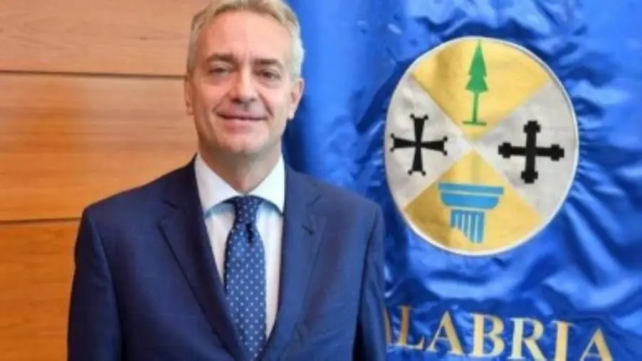 Incendi, Gallo: “25 droni sempre operativi su tutto il territorio, il Pd non sa leggere i numeri”