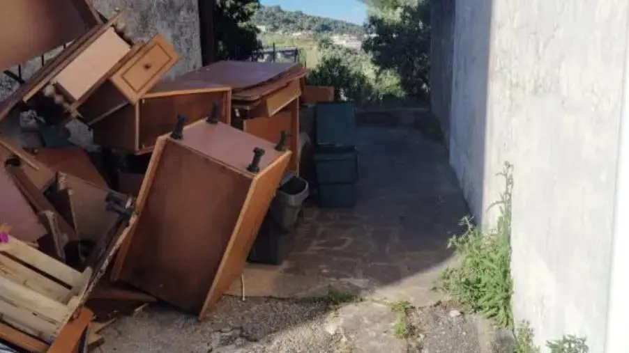 images Catanzaro, a via Timpone a Siano mobili abbandonati in strada: interviene la Polizia locale 