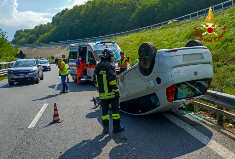 images Cosenza. Incidente sull'autostrada A2: coinvolta una vettura, illesi i conducenti