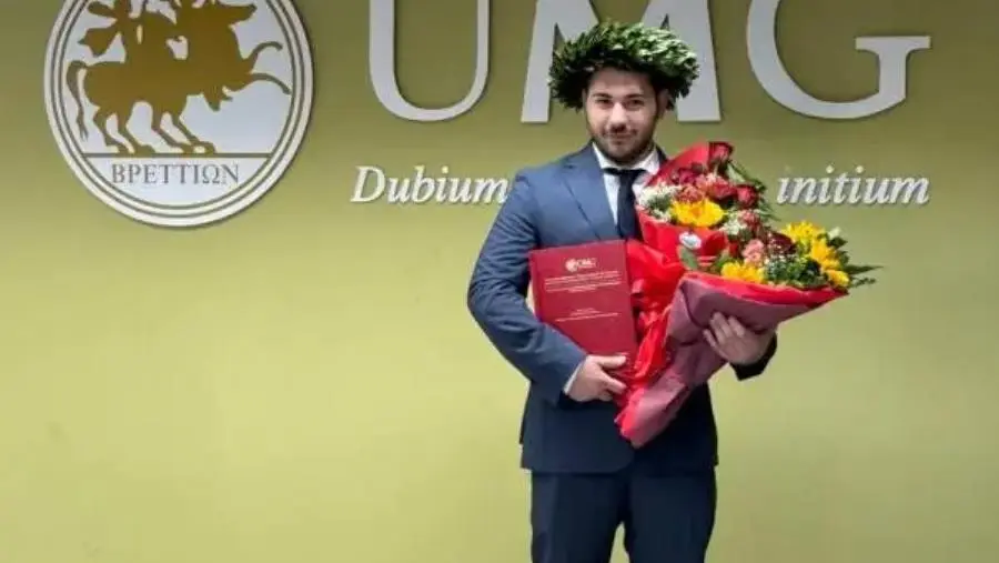 images Tanti auguri a.... Giuseppe Critelli di Tiriolo per la laurea in Organizzazione Amministrazioni Pubbliche e Private