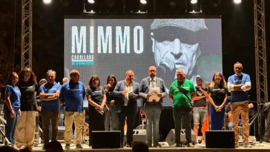 A Petronà Mimmo Cavallaro con la sua voce incanta il numeroso pubblico presente 