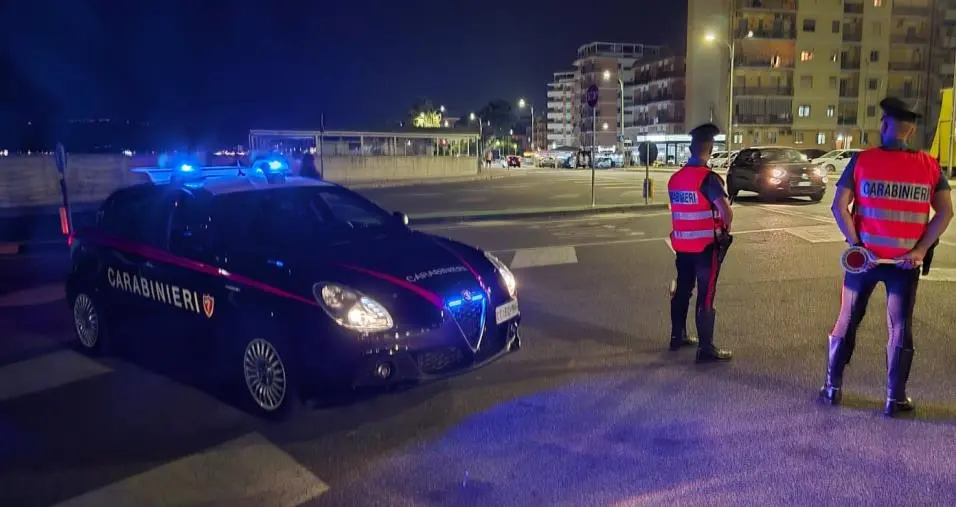 Controlli nella movida di Catanzaro Lido: sanzioni a due locali senza licenza e denunce per reati vari