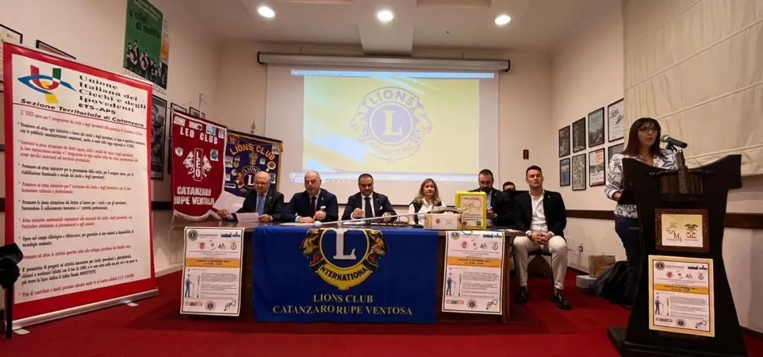 images Il Lions club Rupe Ventosa consegna un bastone elettronico all’Unione Italiana Ciechi