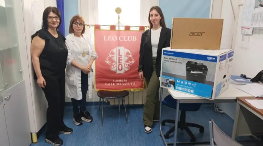 Il Leo Club Lamezia VdS dona al reparto di Oncologia computer e stampante