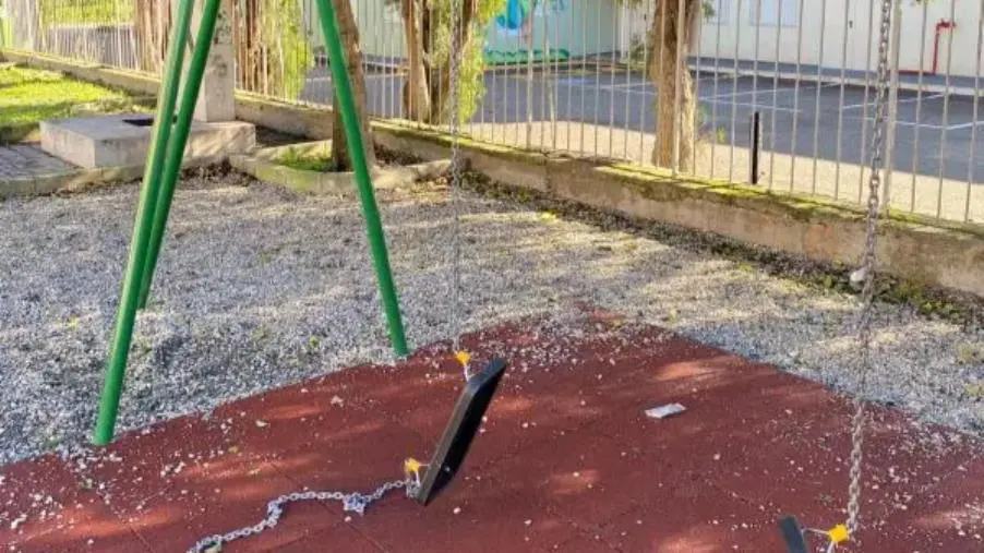 Catanzaro, vandali al parco giochi del quartiere Santa Maria: la condanna di Costa 