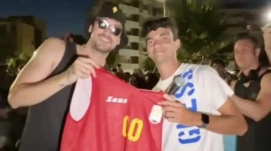 Il Basket Academy ha regalato una maglia della squadra a Carl Brave