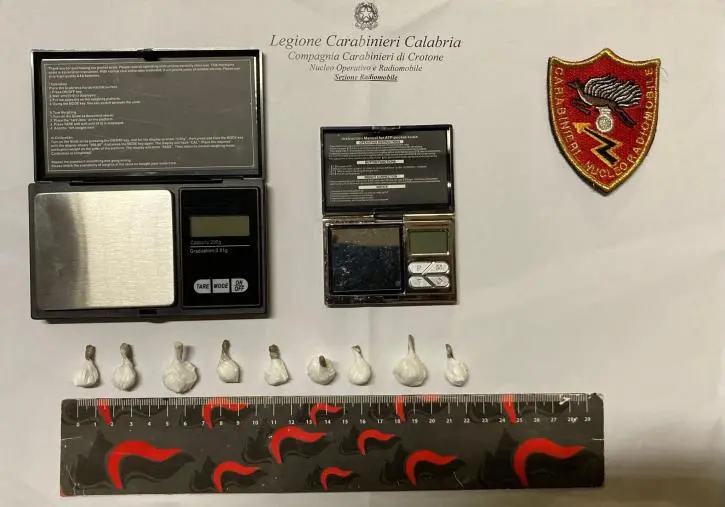 images Spaccio a Crotone, 59enne arrestato in flagranza: trovato con cocaina in auto e in casa