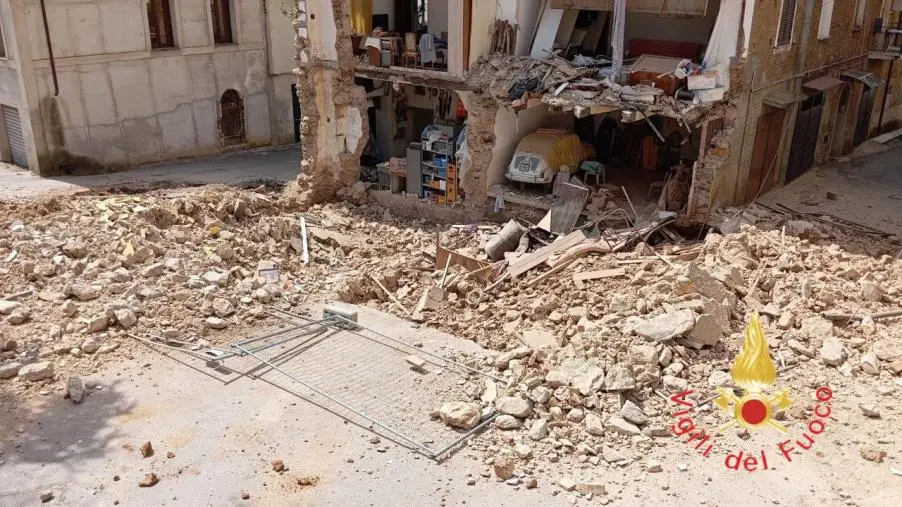 Crollo facciata di edificio a Lamezia Terme, sgomberate 8 famiglie 